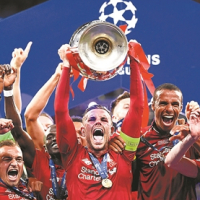 且得体地与 且得体地与