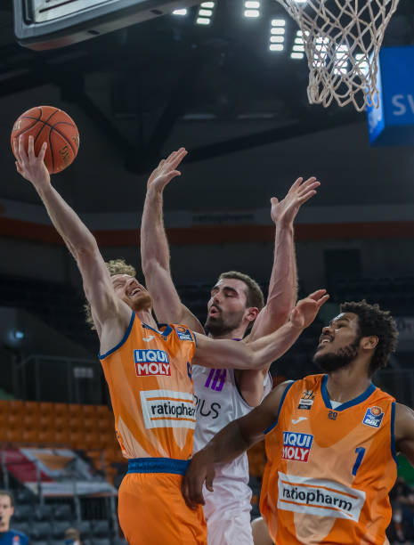 严的背景下 严的背景下